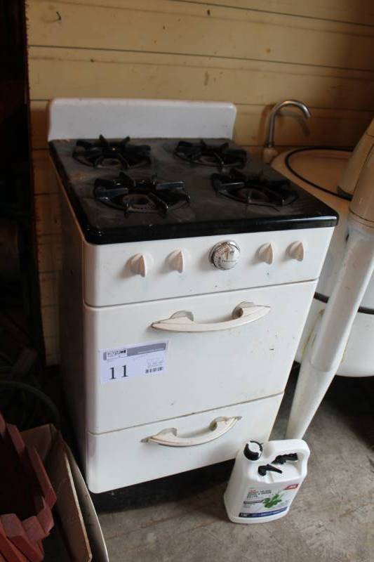 lot 11 image: Premier Stove Co. LPGasNaturalManufactured Gas 4-Burner Range Oven with Broiler