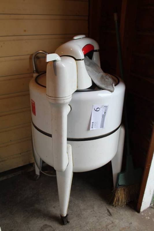 lot 9 image: Maytag Gyratator Wringer Washer Machine