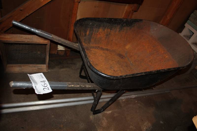 lot 264 image: TruTemper Metal Wheelbarrow