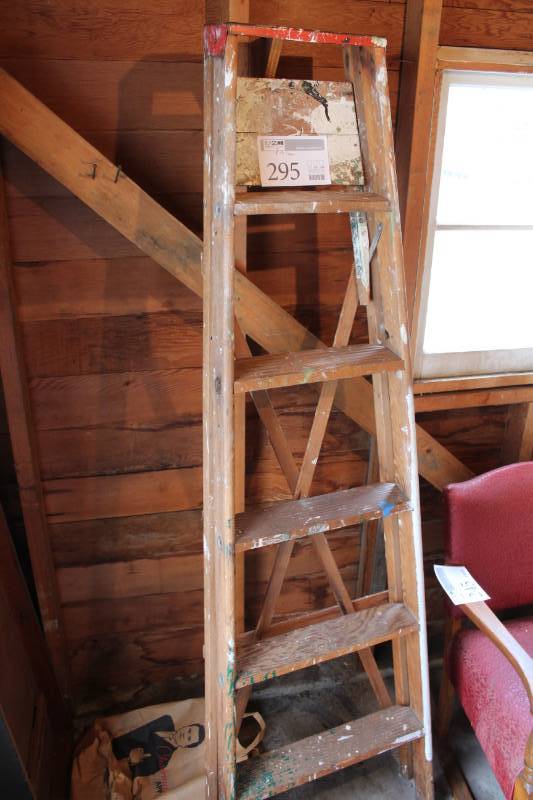 lot 295 image: 5-foot Wood Step Ladder