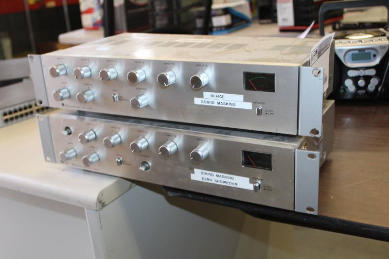 lot 427 image: TOA Rack-Mount 900 Series Amplifiers