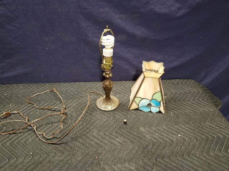 lot 11 image: Desk lamp