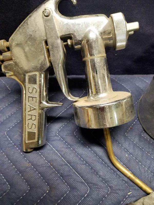 lot 27 image: Paint Guns