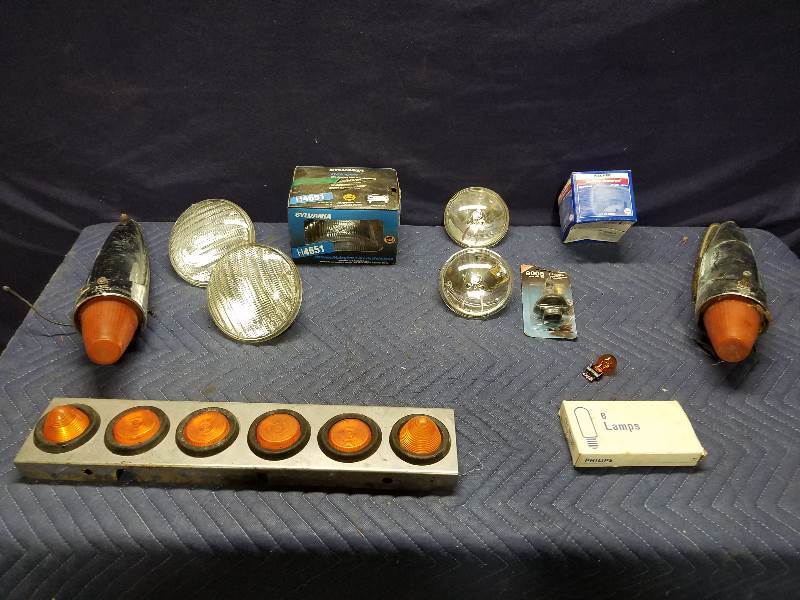 lot 35 image: Assorted Marker Lights & Light Bulbs