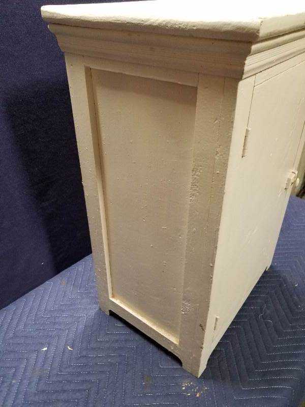lot 68 image: Furniture - Wood Cabinet