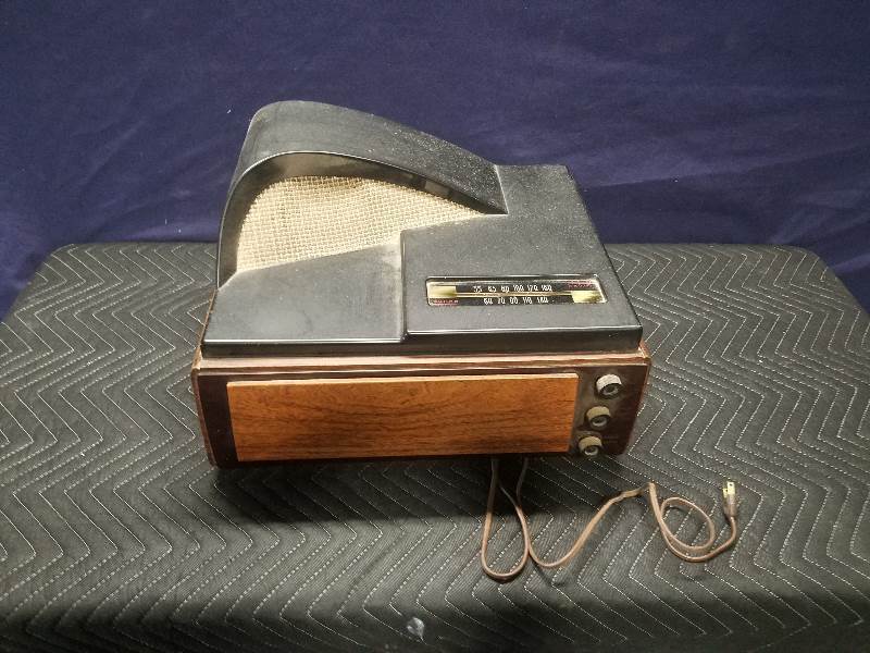 lot 96 image: Antique Philco Radio