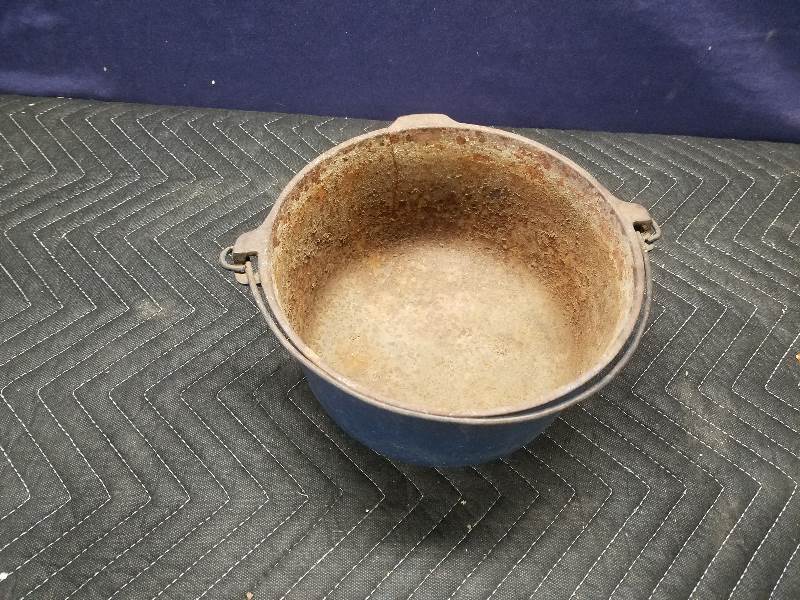 lot 110 image: Metal Pot