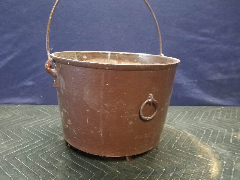 lot 112 image: Metal Pot