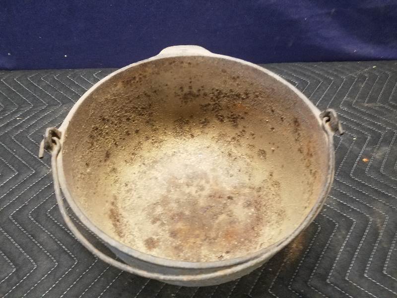 lot 113 image: Metal Pot