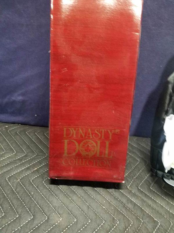 lot 116 image: Collectible Dolls