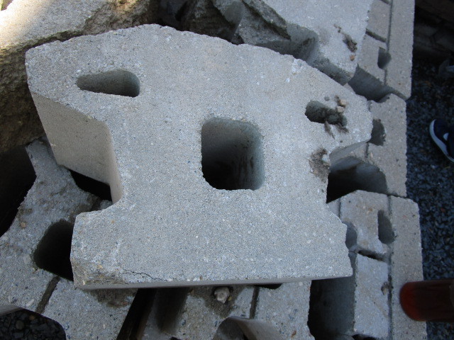 MODULAR RETAINING WALL BLOCK