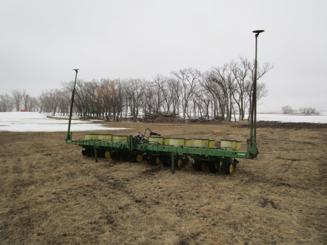 lot 1 image: John Deere 7100 8 Row Max-Emerge Planter wKinze Monitor