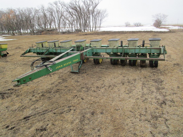 lot 2 image: John Deere 7000 8 Row Planter wJD Monitor