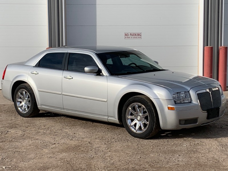 lot 1-C image: 2005 Chrysler 300