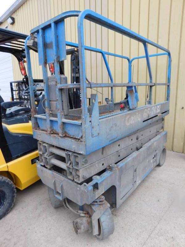 lot 9 image: Genie GS-2032 Man Lift