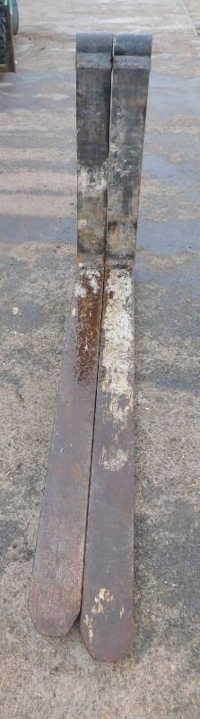 lot 13 image: Shaft Forklift Forks