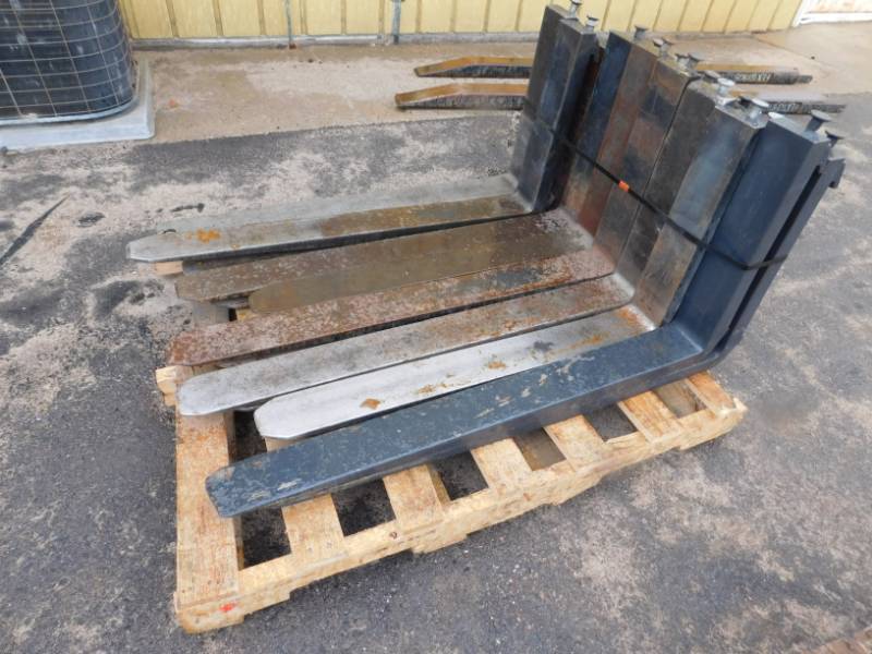 lot 12 image: Class II Forklift Forks