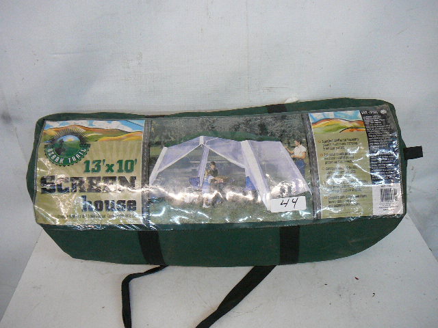 lot 44 image: Ozark Trail Screen House In Bag