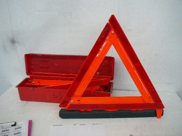 lot 71 image: Safety Flare Kit