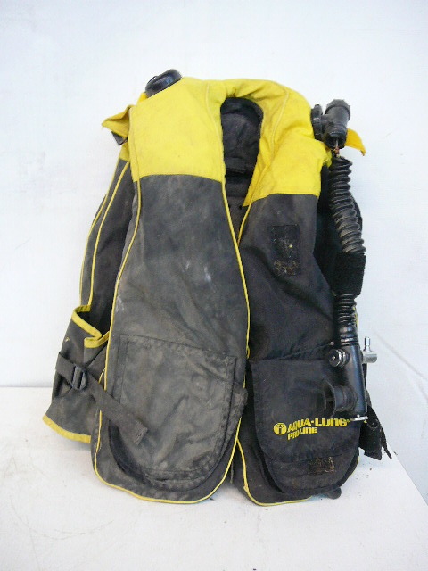 lot 75 image: Divers Aqua-Lung