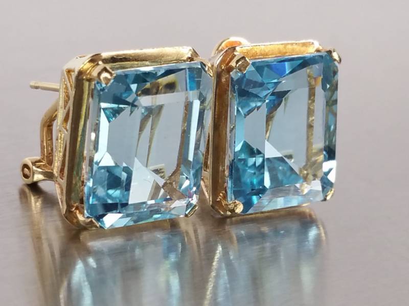 Gorgeous 14 CT Aquamarine Estate Earrings in 14k Gold