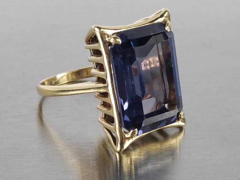 Elegant Alexandrite Estate Ring in 10k Gold