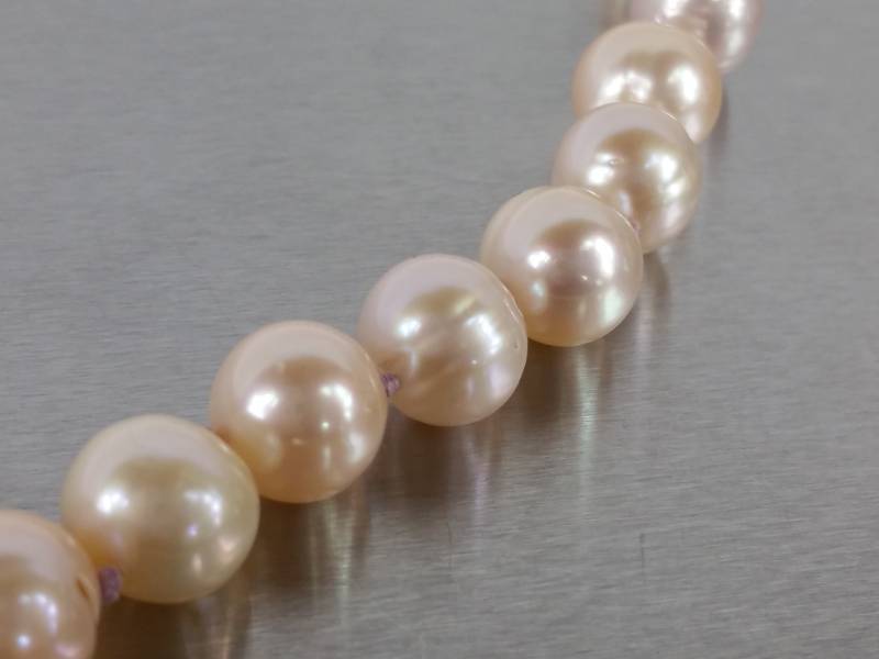 Very Fine, Rich Pearl Necklace in 14k Gold