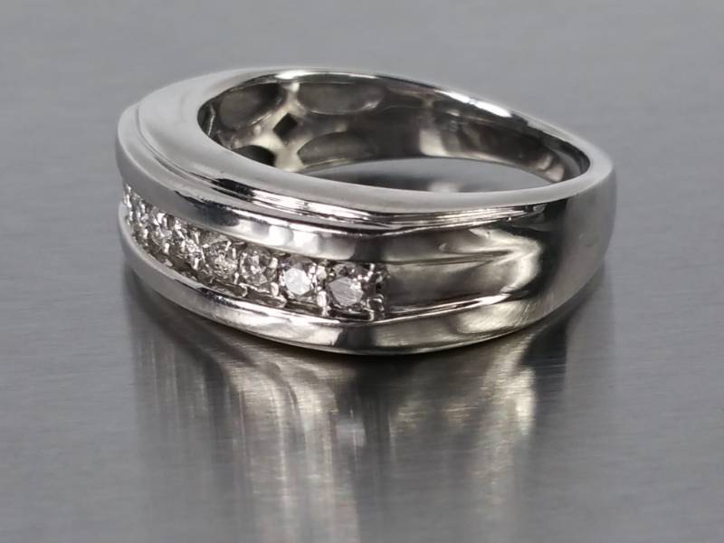 Dazzling Diamond Estate Ring in 10k White Gold