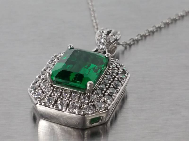 Elegant Emerald Estate Pendant with Chain