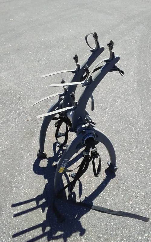 lot 8 image: Saris 3-Bike Car Carrier.