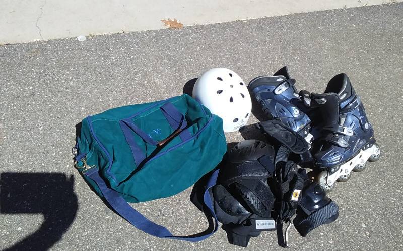 lot 10 image: 1-Pair Of Roller Blades Size 8 12. Include Pads, Helmet & Case.