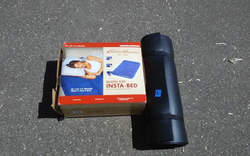 lot 23 image: Queen Size Insta-Bed, Foam Mat, Yoga Mat