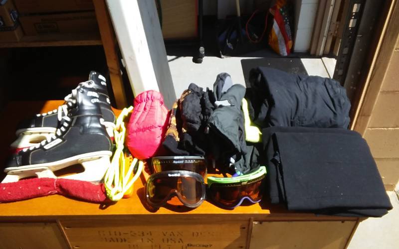 lot 24 image: Mens Bauer Skates Size 11, Snow Pants, Goggles, Gloves