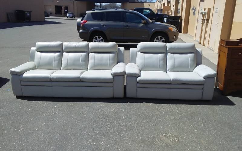 lot 25 image: Like New Couch & Love Set Light Grey Leather Look 86 Inches & 60 Inches. Absolutely Like New