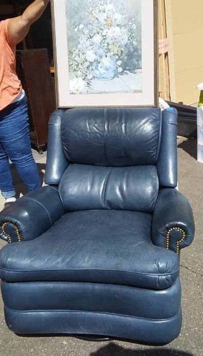lot 37 image: Blue Leather Sherrill Furniture Motioncraft Swivel Rocker & Framed Print Spring Bouquet By Auguste Renoir 26x31