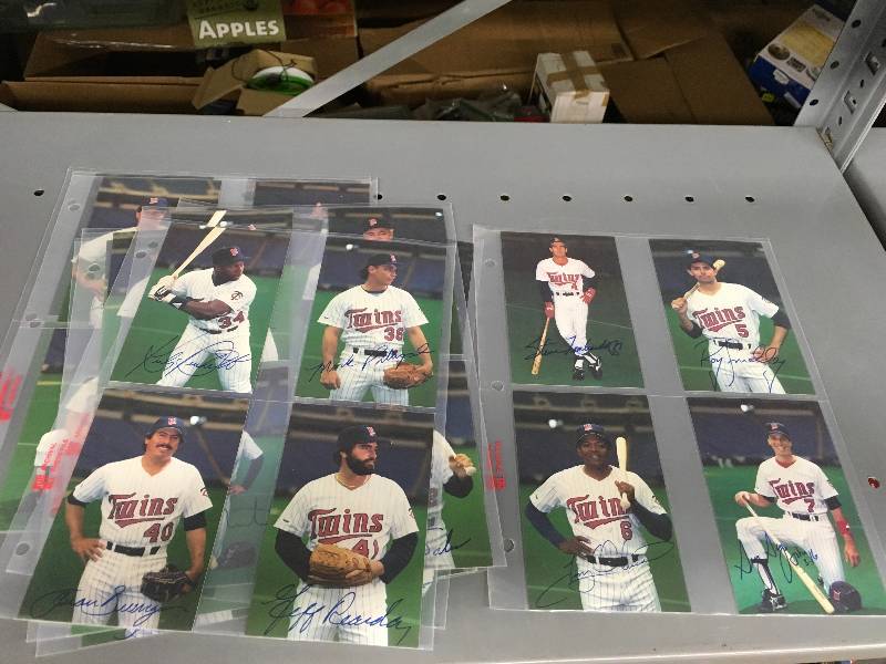lot 432 image: 1987 Minnesota Twins Post Cards
