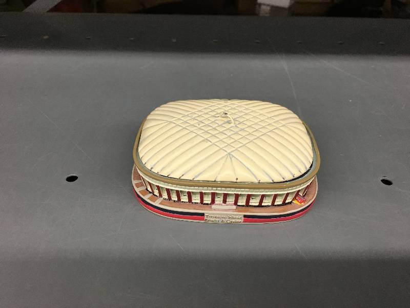 lot 451 image: Hubert H. Humphrey Metrodome