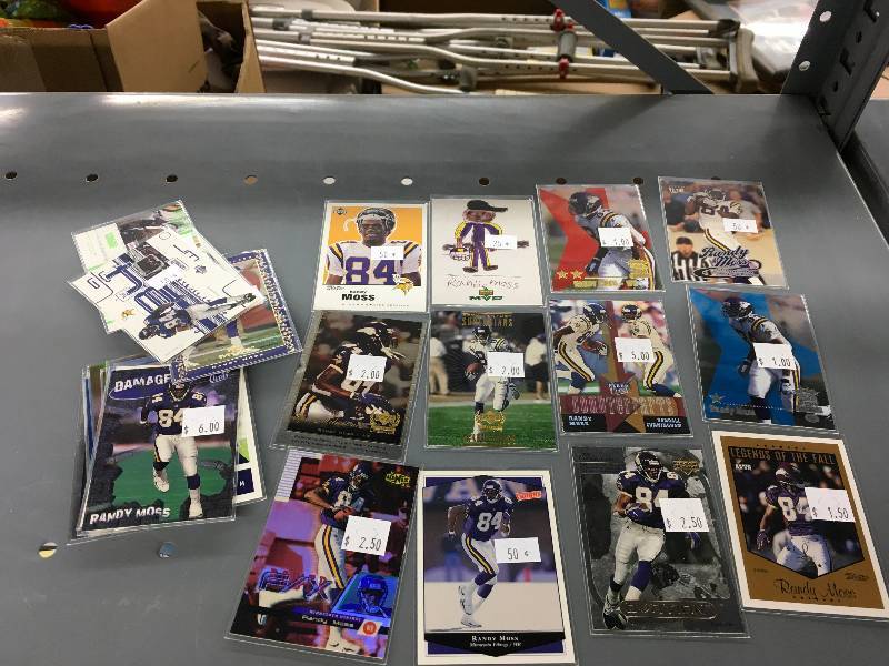 lot 462 image: 25 Randy Moss Cards