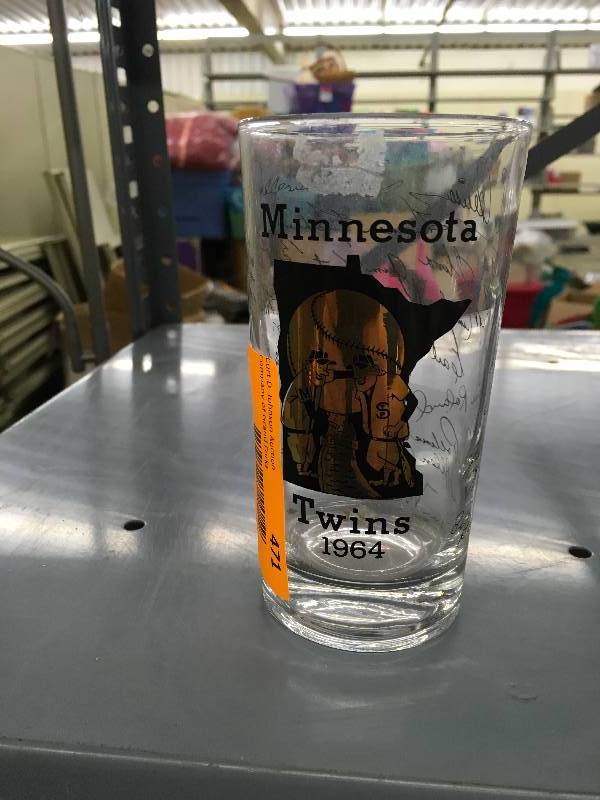 lot 471 image: 1964 Minnesota Twins Player Glass Tumbler