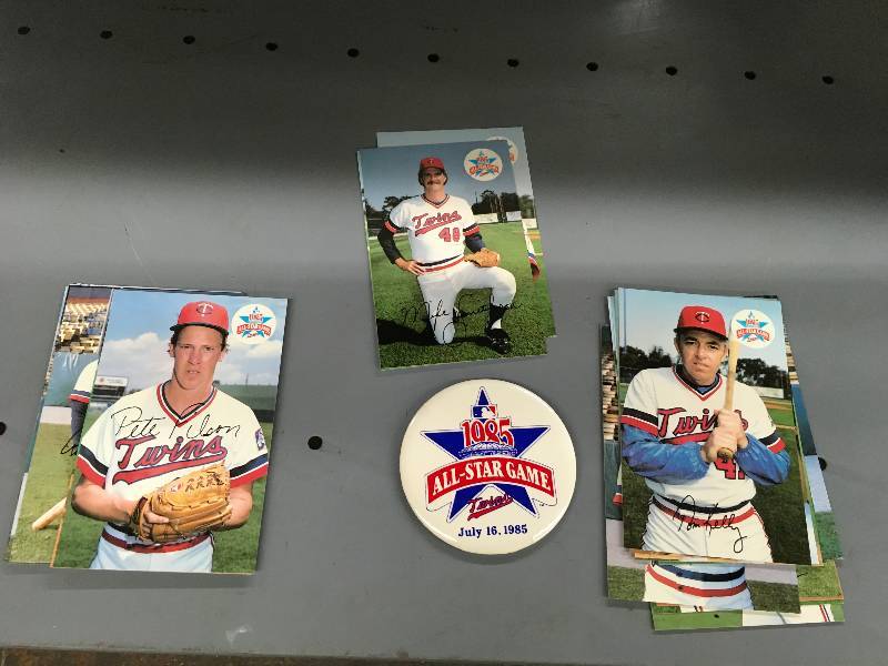 lot 513 image: 1985 Minnesota Twins All Star Game Pin & Team Post Cards