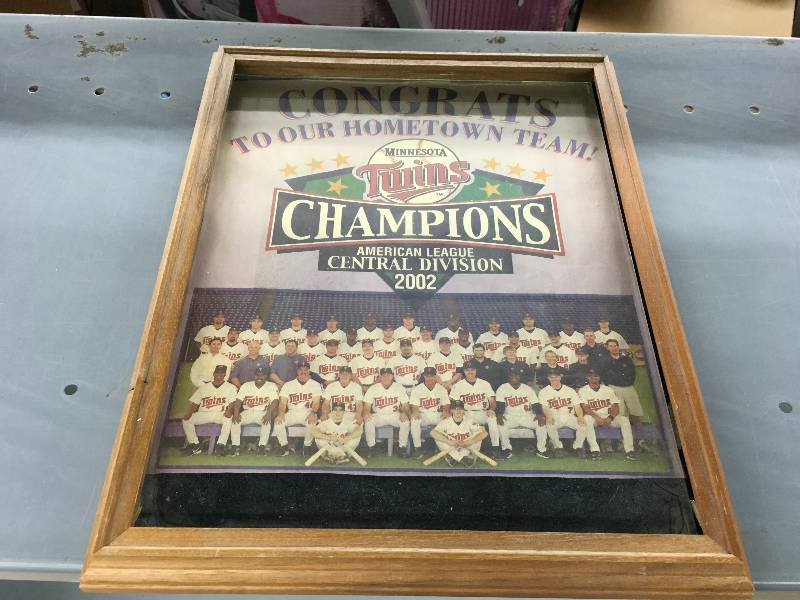 lot 519 image: 2002 Minnesota Twins American League Champions Photograph