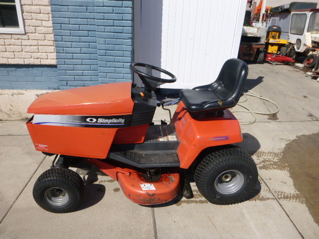 lot 4 image: Simplicity Riding Lawn Mower