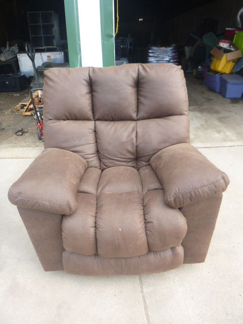 lot 12 image: Brown Recliner