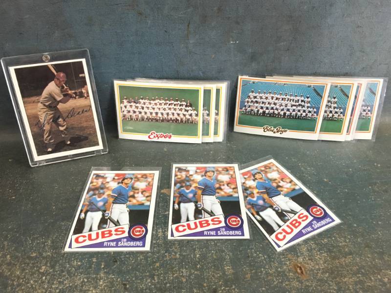 lot 60 image: Autographed Vintage Sisler Card with Ryan Sandberg & Vintage Team Card
