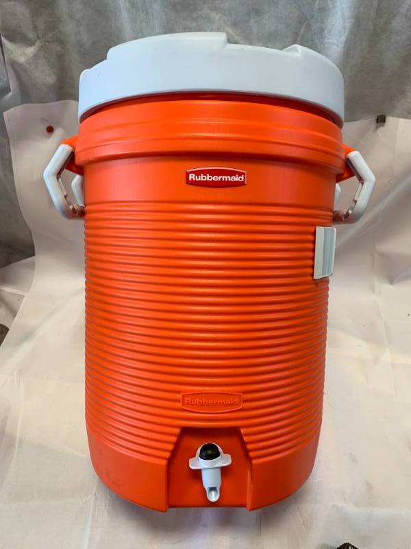 lot 4 image: Rubbermaid 5 Gallon Cooler