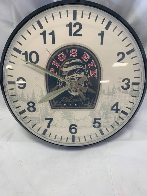 lot 13 image: Pigs Eye Pilsner Clock
