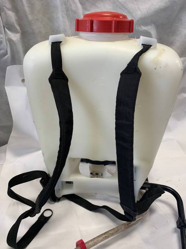 lot 16 image: Solo 4 Gallon Sprayer
