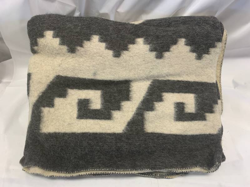 lot 20 image: Wool Blanket Hand Made in Peru 5 x 6 12