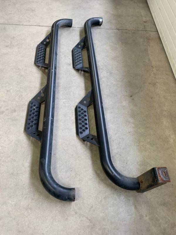 lot 27 image: Luverne Nerf Bars Made in USA