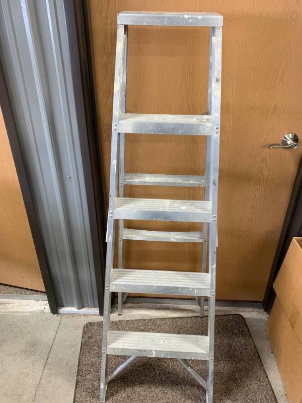 lot 28 image: Keller 5 Aluminum Step Ladder